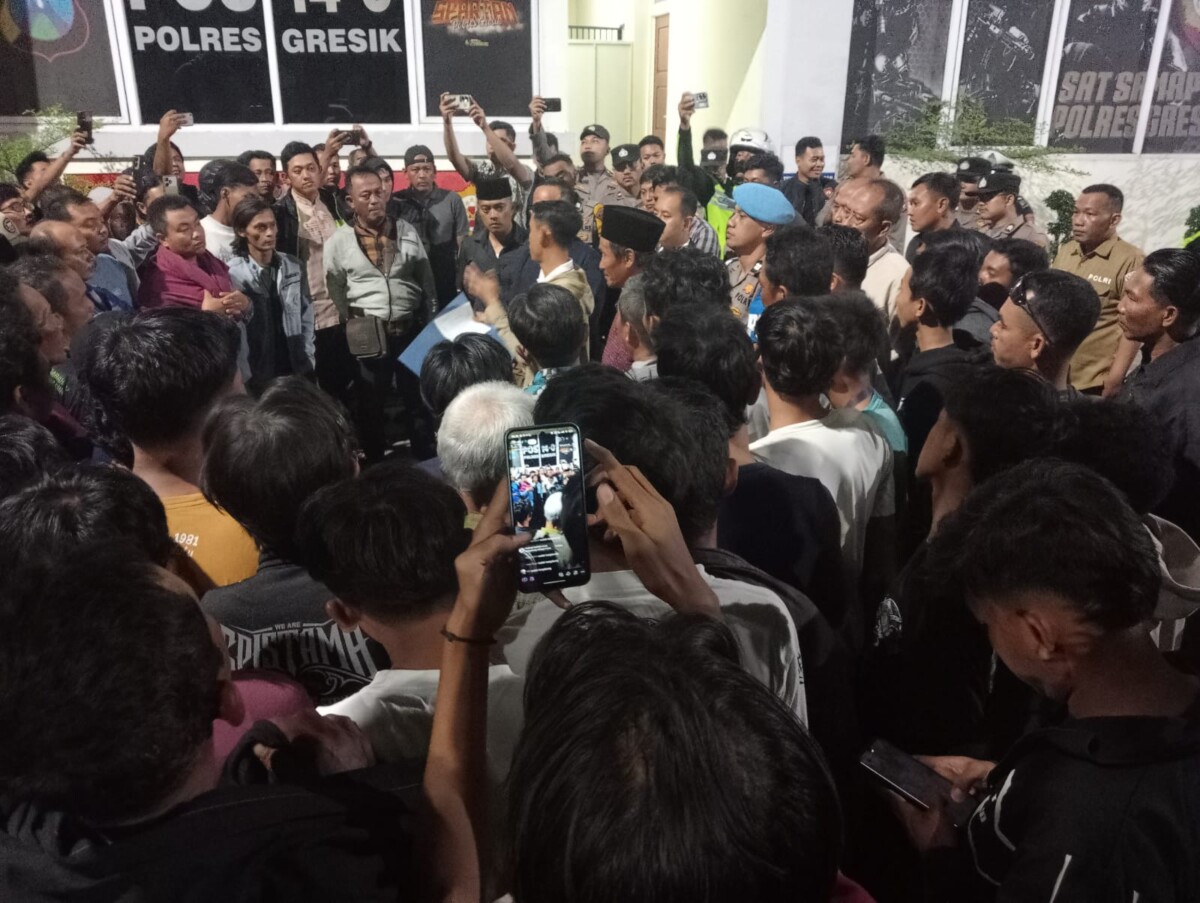 Warga Desa Tenggor Geruduk Polres Gresik, Protes Salah Tangkap dan Dugaan Penganiayaan Oknum Polisi