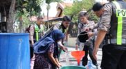 Satlantas Polres Gresik Salurkan Bantuan Air Bersih untuk Warga Desa Pandanan