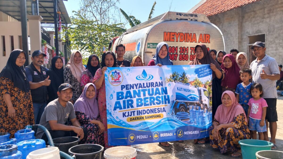 Krisis Air Bersih Melanda Sampang, KJJT Indonesia Salurkan Bantuan Air ke Warga Jalan Merapi