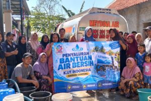 Krisis Air Bersih Melanda Sampang, KJJT Indonesia Salurkan Bantuan Air ke Warga Jalan Merapi