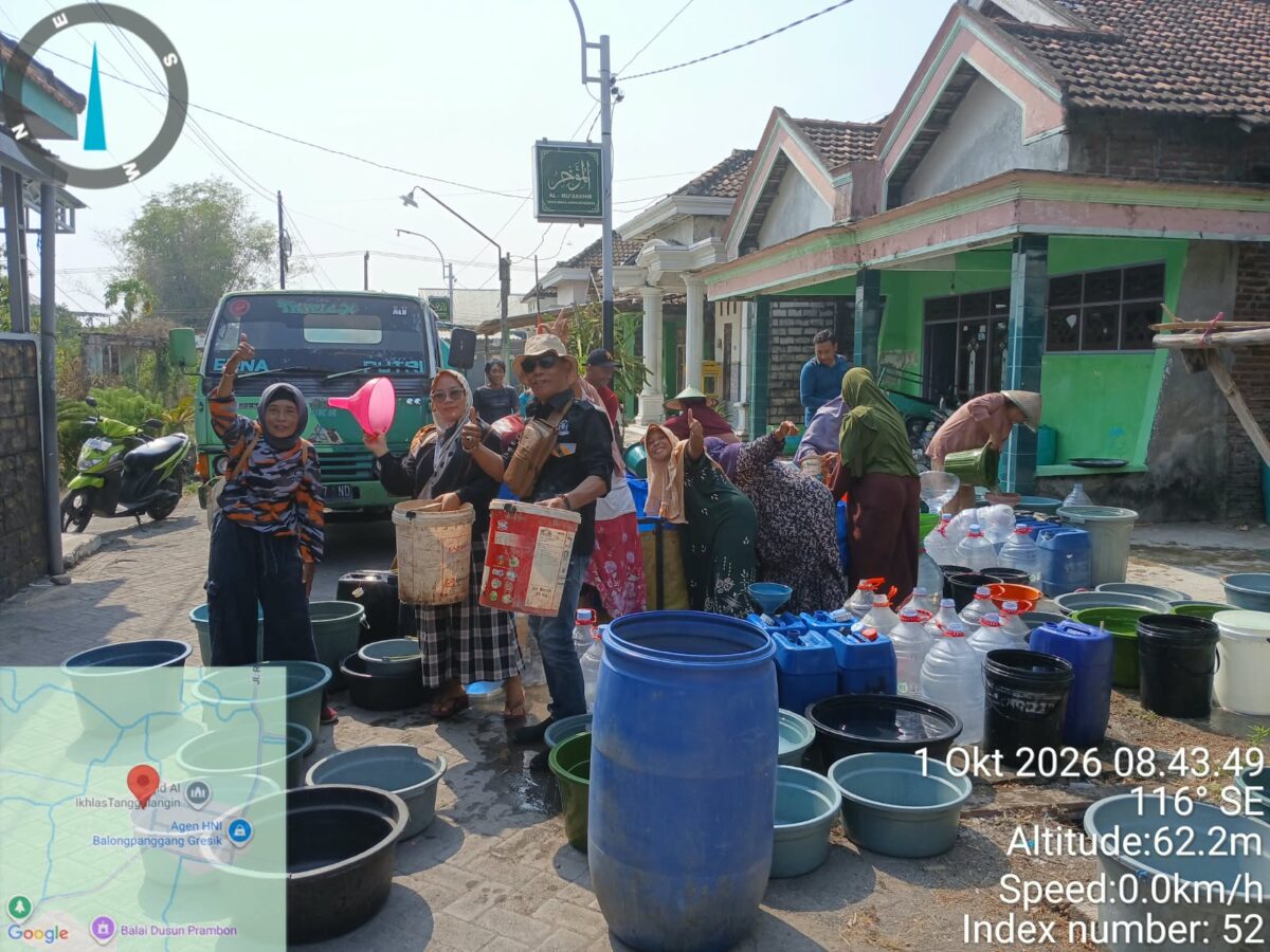 LSM GMBI kembali, melalui giat sosialnya Berbagi air bersih Pada warga dusun tanggulangin.Desa Ganggang. Kec Balongpanggang