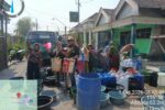 LSM GMBI kembali, melalui giat sosialnya Berbagi air bersih Pada warga dusun tanggulangin.Desa Ganggang. Kec Balongpanggang