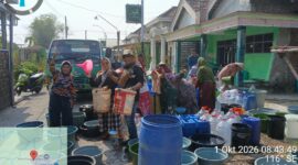 LSM GMBI kembali, melalui giat sosialnya Berbagi air bersih Pada warga dusun tanggulangin.Desa Ganggang. Kec Balongpanggang