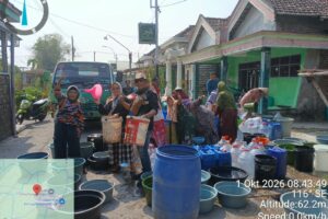 LSM GMBI kembali, melalui giat sosialnya Berbagi air bersih Pada warga dusun tanggulangin.Desa Ganggang. Kec Balongpanggang