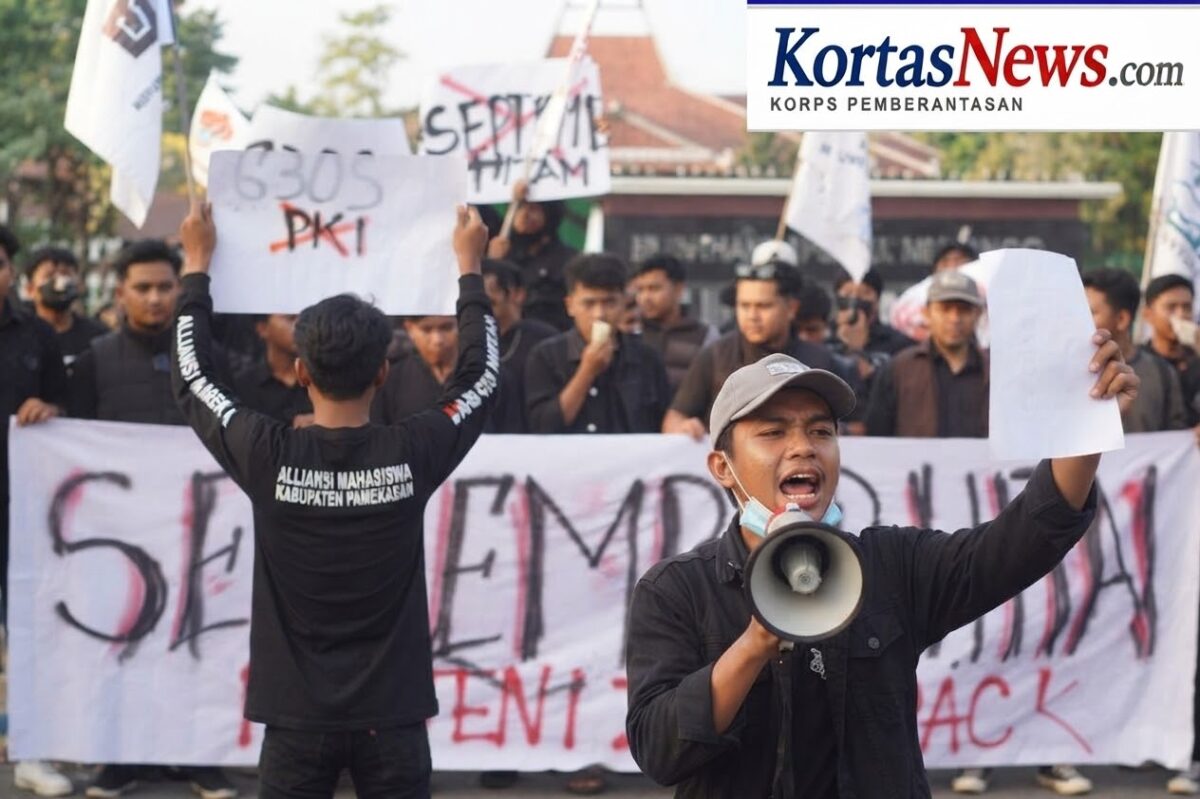 GEGAP GEMPITA SEPTEMBER HITAM! Ratusan Mahasiswa Kepung Kantor Bupati Pamekasan, Soroti Vonis Sunat Kasus Andrie Yunus dan Proyek Jalan Mandek