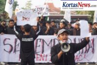 GEGAP GEMPITA SEPTEMBER HITAM! Ratusan Mahasiswa Kepung Kantor Bupati Pamekasan, Soroti Vonis Sunat Kasus Andrie Yunus dan Proyek Jalan Mandek