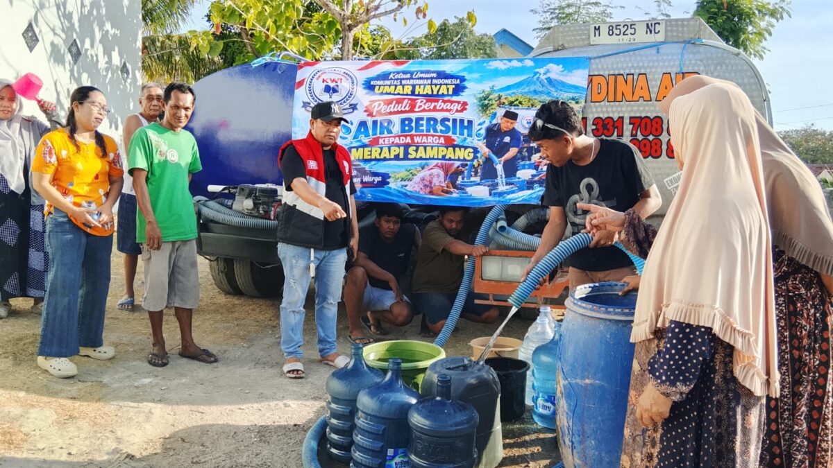 Dari Kampung Kelahiran, Ketua KWI Umar Hayat Salurkan Air Bersih untuk Warga Sampang