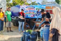 Dari Kampung Kelahiran, Ketua KWI Umar Hayat Salurkan Air Bersih untuk Warga Sampang