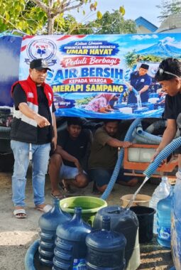 Dari Kampung Kelahiran, Ketua KWI Umar Hayat Salurkan Air Bersih untuk Warga Sampang