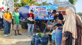Dari Kampung Kelahiran, Ketua KWI Umar Hayat Salurkan Air Bersih untuk Warga Sampang