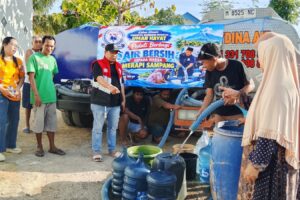 Dari Kampung Kelahiran, Ketua KWI Umar Hayat Salurkan Air Bersih untuk Warga Sampang