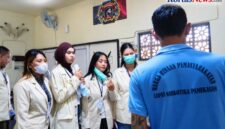 Dok/foto:
 Mahasiswa Hukum Universitas Kusuma Surabaya saat mendengarkan penjelasan dari Warga Binaan Pemasyarakatan Lapas Narkotika Pamekasan di area pembinaan kemandirian pangkas rambut, Rabu 14/10.( Foto: Rindi)