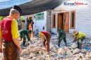 Dok/Foto:
Personel Satgas TMMD ke-130 Kodim 0826/Pamekasan bersama warga Desa Jarin, Kecamatan Pademawu, Kabupaten Pamekasan, membersihkan puing-puing bongkaran rumah milik Ikhsan (73) yang akan dibangun kembali melalui program Rumah Tidak Layak Huni (Rutilahu), Minggu 18/10/2026,(foto:Kodim 0826)
