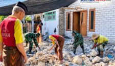 Dok/Foto:
Personel Satgas TMMD ke-130 Kodim 0826/Pamekasan bersama warga Desa Jarin, Kecamatan Pademawu, Kabupaten Pamekasan, membersihkan puing-puing bongkaran rumah milik Ikhsan (73) yang akan dibangun kembali melalui program Rumah Tidak Layak Huni (Rutilahu), Minggu 18/10/2026,(foto:Kodim 0826)
