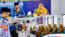 Tim Dinas Kesehatan Kabupaten Pamekasan melakukan pemeriksaan di area pelayanan Klinik Pratama Lapas Narkotika Kelas IIA Pamekasan saat kegiatan Pembinaan dan Pengawasan (Binwas), Senin (19/10/2026). Tampak petugas klinik bersama tim Dinkes memeriksa data pelayanan di meja petugas, dengan latar banner edukasi "Waspada TBC" di lingkungan klinik,(dok/foto: Rindi).