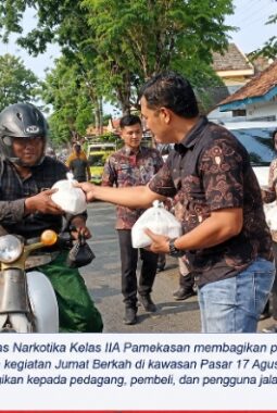 Wujudkan Pemasyarakatan Humanis, Lapas Narkotika Pamekasan Tebar 200 Nasi Bungkus di Jumat Berkah